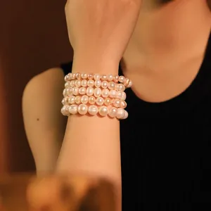 Elegantes mehrsträngiges Naturperlen Armband für Damen, luxuriöser Schmuck für jeden Anlass.