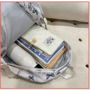 Detailansicht des großen Studentenrucksacks mit ordentlich verstauten Büchern und Wasserflasche.