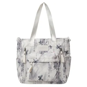 Detaillierte Vorderansicht der chinesischen Stil bedruckten Tasche mit Schmetterlingsmotiven.