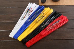 Éventail pliant de kung-fu en plastique coloré avec motif dragon pour entraînement.