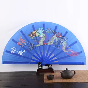 Éventail pliant en plastique bleu avec motif de dragon coloré arts martiaux vue principale