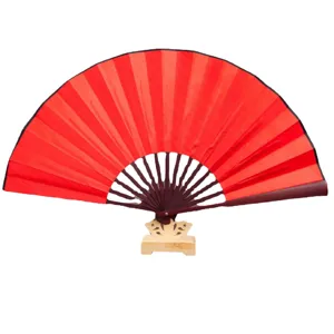 Eventail pliante en soie rouge avec baleines en bois et support pour deco et cadeaux.