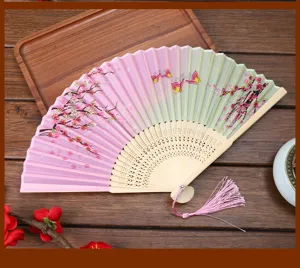 Abanico plegable vintage chino de bambú con diseño degradado de flores de cerezo.