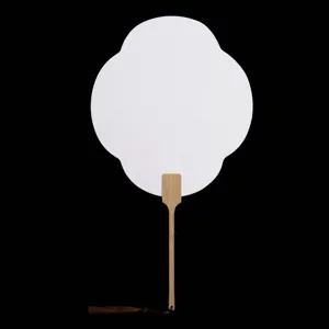 Vue détaillée d'éventail en papier DIY avec manche en bambou naturel et gland.