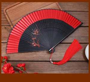 Traditioneller chinesischer Fächer mit red Quaste, perfekt für Tanz und Fotografie.