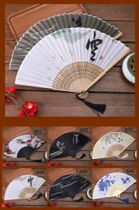 Abanico plegable de bambú estilo chino con caligrafía tradicional y detalle de borla.