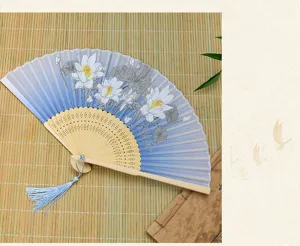 Ventaglio pieghevole stile cinese con stampa di loto blu, stecche in legno e nappa.