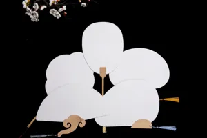 Vue détaillée d'un ensemble d'éventails vierges en papier avec manches en bambou pour art.