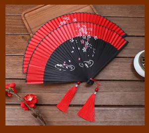 Traditioneller chinesischer Hanfu Fächer mit Blumenmuster und Quasten für Tanz Fotografie.