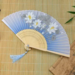 Ventaglio pieghevole in stile cinese con elegante motivo floreale di loto blu e stecche.