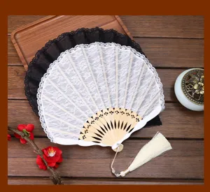 Ventaglio pieghevole in pizzo antico con stecche di bambù e nappa, ideale per matrimoni.