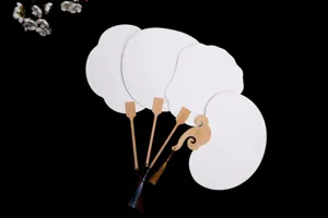 Éventail en papier vierge DIY avec poignée en bambou, art rond traditionnel vue de détail.