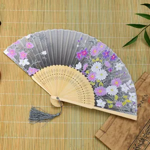 Elegante ventaglio pieghevole cinese con motivo floreale e stecche in bambù per danza o uso.