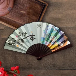 Éventail pliable de 10 pouces à côtes noires avec motif de carpe koï pour la décoration