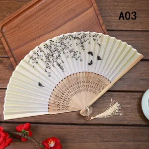 Abanico plegable de seda tradicional con estructura de bambú y estampado floral de regalo.