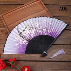 Eventail pliante violette classique avec motif de fleurs de cerisier pour spectacle de danse.
