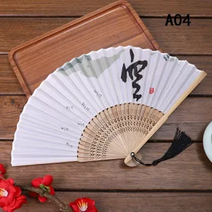 Elegante abanico plegable de mano con varillas de bambú y seda con caligrafía tradicional y borla.
