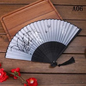 Eventail pliant traditionnel chinois avec peinture à l'encre et pompon, accessoire rétro.