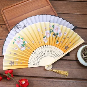 Abanico plegable chino tradicional, abanico de seda vintage con flores y borla elegante.