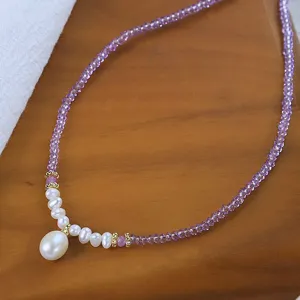 Filigrane Halskette aus violetten facettierten Kristallperlen und Süßwasserperlen Anhänger.