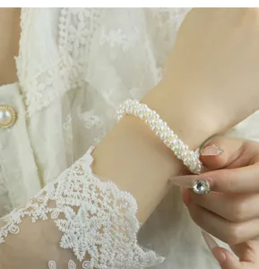 Vista detallada de una delicada pulsera de perlas de agua dulce con gran elegancia.