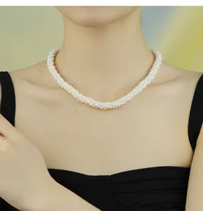 Primer plano de collar gargantilla de perlas de agua dulce multihebra, joya fina hecha mano.