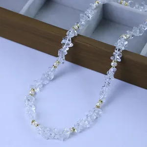 Detailansicht der unregelmässigen klaren Kristallquarz und Perlen Perlenkette, elegantes Design.
