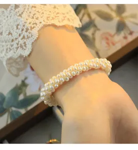 Exquisito brazalete de perlas de agua dulce de múltiples hilos, joya elegante y encantadora.