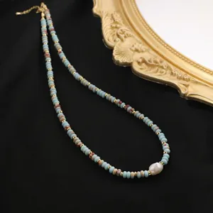 Detailansicht der zarten Perlenkette mit Barockperle und goldenen Abstandsperlen.