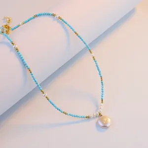 Nahaufnahme der Perlenkette mit Türkis und Münzperle Anhänger. Elegantes Accessoire.
