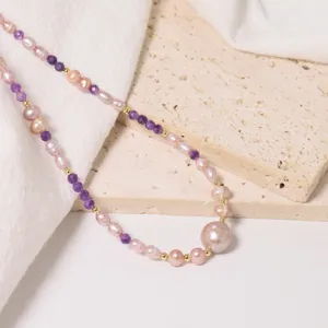 Nahaufnahme Detailansicht einer exquisiten rosa Perlen und lila Kristall Perlen Halskette.