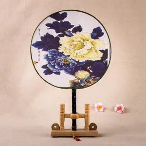 Éventail rond traditionnel chinois avec motif de pivoine élégant et support en bois.
