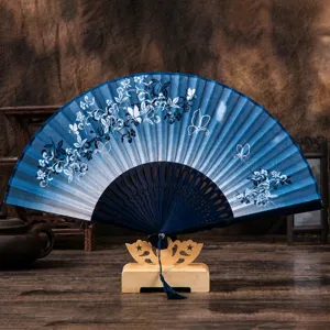 Traditioneller chinesischer Fächer mit blauem Blumenmuster und elegantem Holzständer.