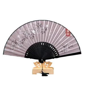 Eleganter chinesischer Faltfächer aus Leinen mit Holzständer und schwarzem Gestell.