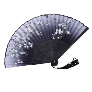 Abanico plegable de estilo antiguo, abanico de seda con flores de cerezo y mariposas.