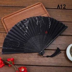 Abanico plegable negro de estilo chino tradicional con varillas de bambú y borla para baile y regalo.