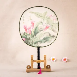 Éventail rond en soie chinoise de style ancien avec support en bois et motif floral.
