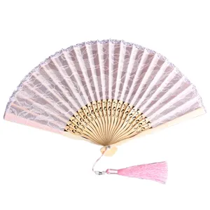 Ventaglio pieghevole in pizzo vintage antico con stecche di legno e nappa rosa