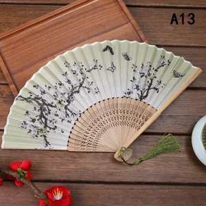 Elegante abanico plegable de seda con varillas de bambú y borla verde para verano y regalos.