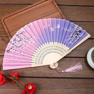 Ventaglio pieghevole tradizionale cinese con sfumatura rosa, fiori di ciliegio e farfalle.