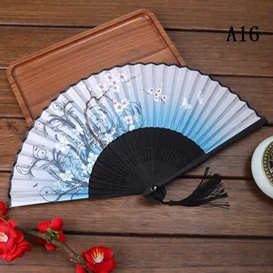 Vue détaillée d'un éventail pliant chinois traditionnel avec motif de fleurs de prunier.