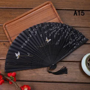 Abanico plegable de seda negra con diseño de cerezo japonés y mariposa, regalo elegante.