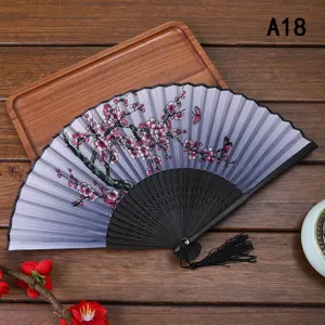 Abanico plegable japonés con diseño de flores de cerezo y bambú con borla muy elegante.