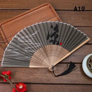Abanico plegable vintage chino de bambú con borla negra, perfecto para danza y decoración.