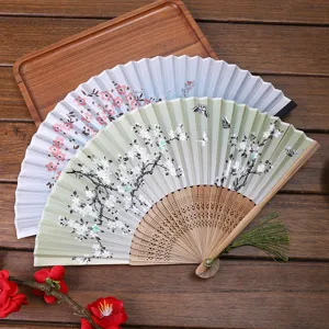 Eventail chinois pliable vintage avec motif floral et pompon pour cadeau et danse.
