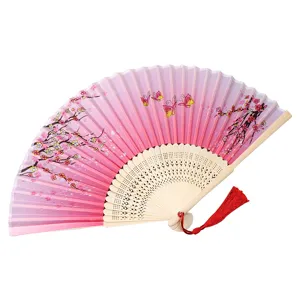 Abanico plegable chino rosa con patrón de flor de cerezo, varillas de bambú y borla roja.
