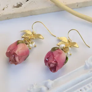 Boucles d'oreilles roses faites à la main avec papillon plaqué or et perles naturelles.