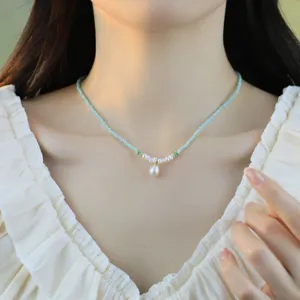 Élégant collier de perles d'eau douce avec cristaux bleus et entretoises dorées vue principale.