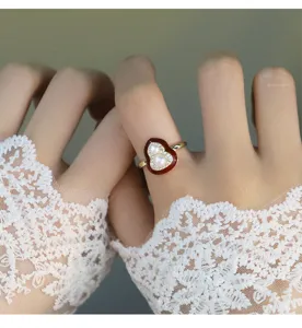 Französischer eleganter Perlenring mit roter Emaillierung und Zirkonia für Damen.