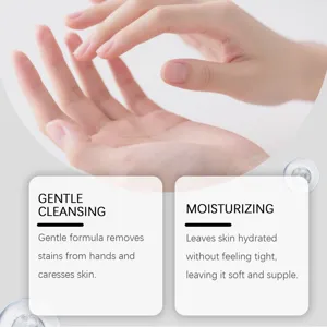 Dettaglio cura delle mani con formula detergente delicata e idratante per una pelle morbida.